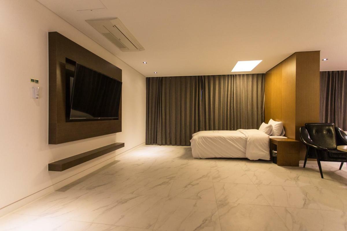 The City Hotel Чонджу Екстериор снимка